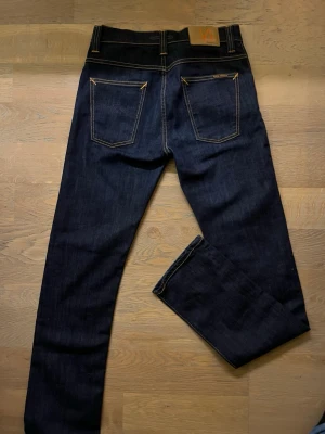 Mörkblåa Nudie jeans  - Säljer ett par Nudie Jeans av modellen ” Avrage Joe”. Jeansen har en mörk fin färg och är u väldigt bra skick. Skriv gärna om ni undrar något! 