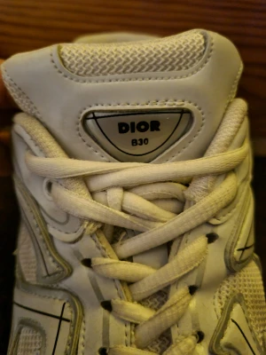 Vita sneakers DC - Behöver bara tvättas, annars är de i mycket bra skick. 