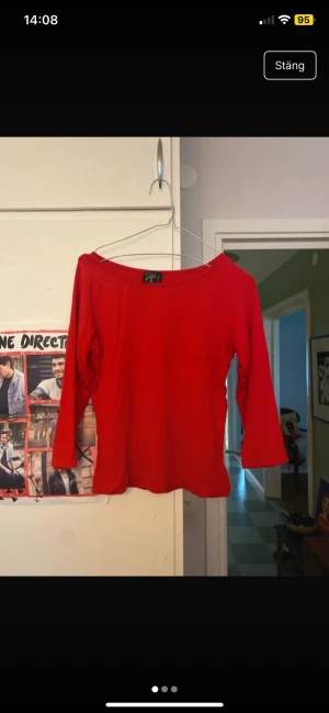 Röd långärmad topp från Studio K - Aldrig använd. Har en liten fläck ?bild tre) som sönder går bort i tvätten😇