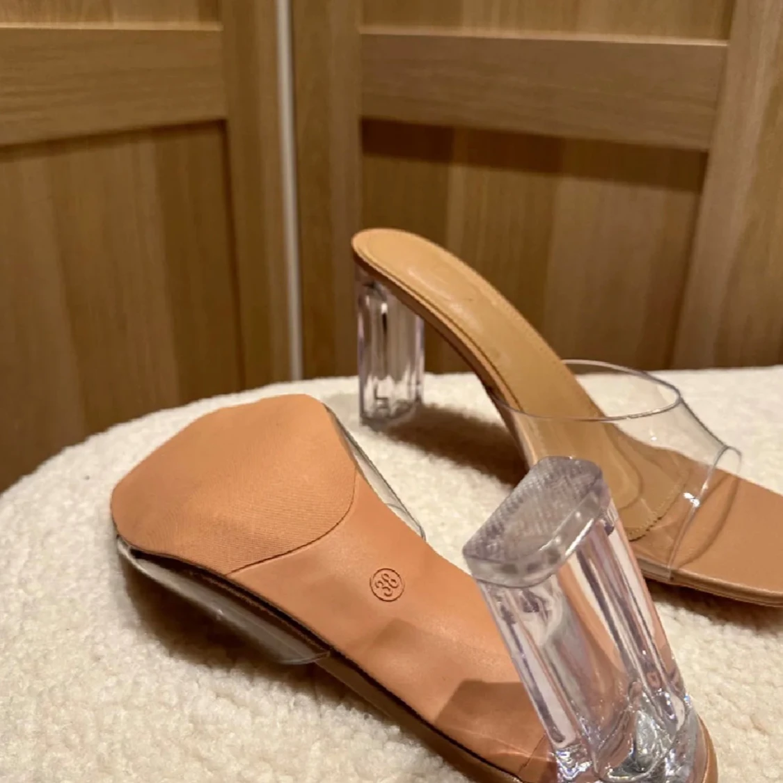 Beige sandaletter - genomskinliga - 1