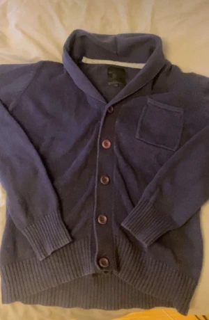 Stickad herr kofta - Säljer en stickad overshirt/kofta i herr modell då den var för stor för min lillebror. Bara att skriva vid frågor eller funderingar☺️