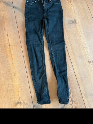 Svarta skinny jeans från 157, S - Svarta jeans från 157 i modellen Snake, storlek S. De har en tight passform med skinny stil och klassisk femficksdesign. Jeansen är tillverkade i ett stretchigt bomullsmaterial som sitter snyggt och bekvämt. Perfekt för dig som gillar en smal siluett.