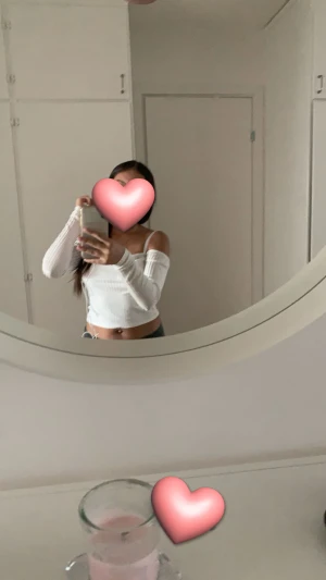 Vit croppad offshoulder ribbad topp - Säljer en vit croppad topp med offshoulder-design och långa ärmar. Toppen har ribbad struktur och sitter snyggt med en tight passform. Storlek Xs men passar även S