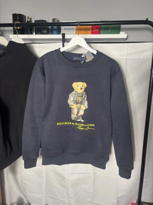 Ralph Lauren polo bear tröja  - Ralph lauren marinblå tjock tröja helt ny med tags! storlek S modell ca 170lång 55kg perfekt nu till jul