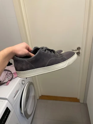 Mörkgråa lanvin skor strl 42 - Ett par riktogt feta lanvin skor i strl 42. Säljer då jag ej använder längre, skorna är i bra skick, inga synliga defekter på utsidan bara lite hål på insidan vid hälen. Skorn är i bra skick lite smuts bara men det går bort. Nypris 4500 mitt pris 1899. Pris kan diskuteras vid snabb affär