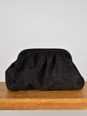 Clutchväska  - Clutchväska, perfekt till fest och vardag.  Denna väskan är gjord av ljus beiga skinnbyxor på utsidan och grått möbeltyg på insidan. Innuti finns en ficka där du kan lägga småsaker och du stänger enkelt med clutch ramen.  Clutchram ca 18cm bredd, bredd nertill ca 25cm, höjd ca 15cm. 