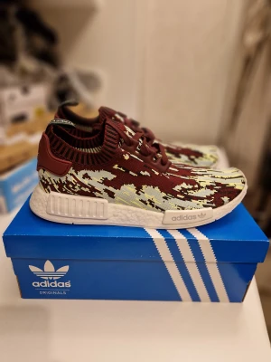 Oanvända Adidas NMD R1 Primeknit  - Helt nya med lapparna kvar på. Special utgåva som är slutsålda överallt. Storlek 45 (29 cm). Ord.pris 1800 kr. Sista pris 1000kr Inte intresserad av byten överhuvudtaget. Skickar spårbart och försäkrat mot porto.  Öppetköp och bytesrätt gäller ej. 