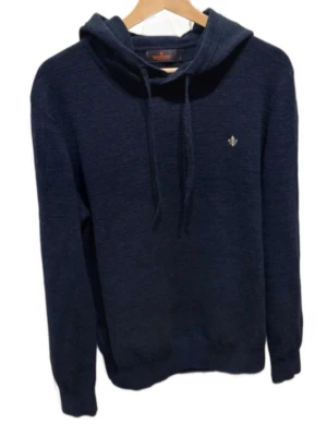 Morris Hoodie - Riktigt fet marinblå Morris hoodie | Storlek: M men passar small | Skick: 8/10, inga defekter | Nypris 2400kr, men vi säljer för endast 975