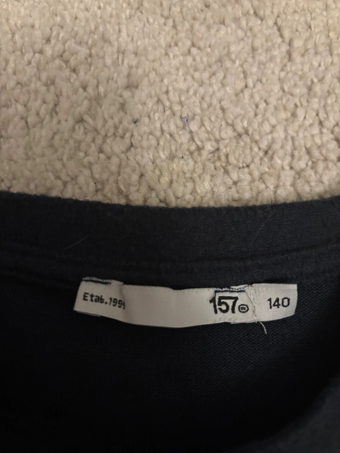 Marinblå T-shirt med puffärmar med pärlor tröja från lager från 157 - 2