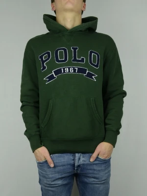 Ralph Lauren hoodies  - POLO RALPH LAUREN HOODIE  Storlek : M  Passform : Normal   Användning : Hoodien är i ett väldigt fint skick men snörena är inte kvar  Nypris : Cirka 2000SEK  Modellen på bilen är 182CM och väger 75KG