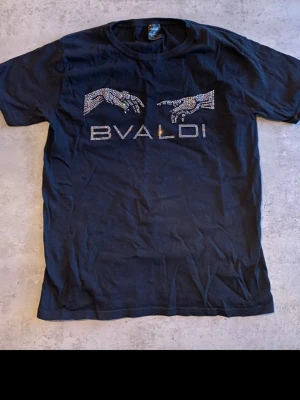 Bvaldi T-shirt - Jag säljer nu min svarta Bvaldi T-shirt som är använd en gång. Tröjan är väldigt fräsch och alla pärlor sitter kvar