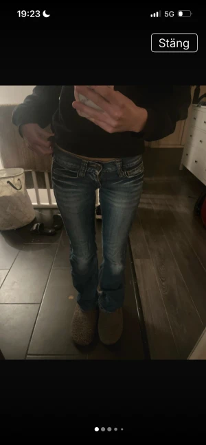 fornarnia vintage jeans - suuupersnygga men kommer inte till användning längre, low waist bootcut skulle säga storlek xs💗
