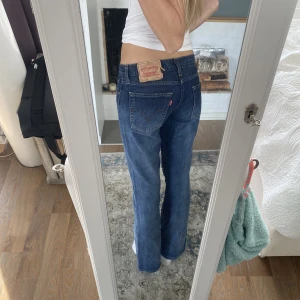 Levis jeans😍 - Säljer dessa bootcut lowwaist Levis jeans pga att dom är lite förkorta❤️, jätte fint skick! Har en liten rand vid fickan från mobil men inget man alls tänker på!!❤️ innerbenslängden är 79 cm och midja 74 runt (dubbelkollat)❤️