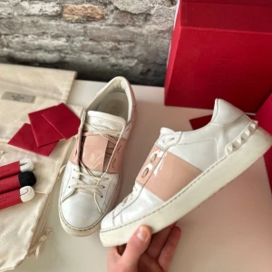 Valentino Open sneakers - Mycket bra skick, lite små tecken på användning men inget som märks tydligt Dock finns det en liten skada vid hälen(bild 6). Nypris ca 5000kr. Storlek 39,5, passar bra mellan 39-40.  Skolåda+skopåse medföljer vid köp. Självklart äkta - kolla bara recensionerna! Skriv för mer information🤝
