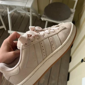 Adidas Campus sneakers i ljusbeige mocka - Säljer ett par Adidas Campus 00 sneakers. Storlek 38