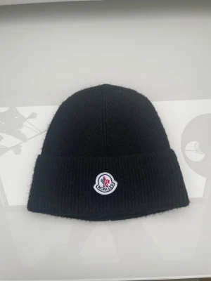 Moncler mössa  - En helt äkta moncler mössa, skriv frågor och jag kommer inte sälja för under !700! 