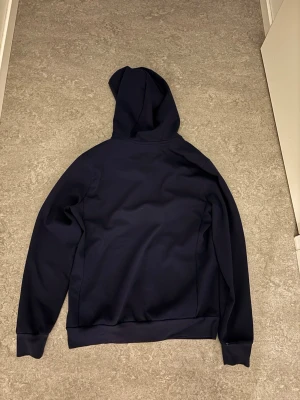 Lyle & scott zip - En mörkblå fin zip. Använder inte längre för den blev för liten. M men funkar jättebra som S