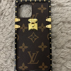 iPhone skal - iPhone skal, passar mobiler som är 14/15 cm, dvs exempelvis iPhone 15 eller 12 pro. Aldrig använd 