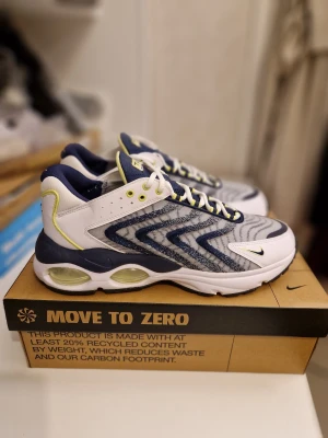 Oanvända Nike Air Max EU44.5  - Helt nya i original låda. Storlek 44.5 Butikspris ca 2000 kr. Sista pris 1600 kr. Kvitto finns. OBS! Jag accepterar inte byten eller skambud. Skickas spårbart och försäkrat. 