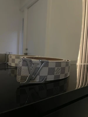 L. v bälte  - En vit L. V bälte. Den passar för jul och sommar pris kan diskuteras snabb leverans inom 24 timmar 