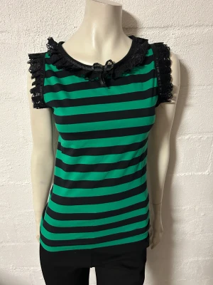 Topp med spets fr Poizen stl S/M - Helt ny topp med spets. Storlek S/M. Från Poizen.