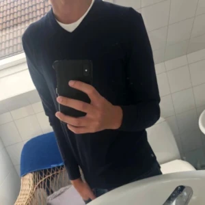 John Henric 100% Merino tröja  - Tja! Säljer en asfet stickad tröja från John Henric. Tröjan är i 100% merinoull och har en jätte skön slim passform. Hör av dig vid funderingar! Har lager utrensning därav det låga priset. 