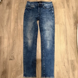 Premium Jeans Slim fit Blå W32 L34 - Sjukt snygga blåa Premium Jeans i en slimfit passform och snygg fade/tvätt. Mått - Midja: 39cm, Benlängd: 109cm. Modellen är 185cm & 63kg! Hör av dig vid funderingar!🤩