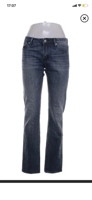 Blå jeans från Crocker, straight fit - Snygga blå jeans från Crocker med klassisk femficksdesign och raka ben. Jeansen har en normal passform och är tillverkade i autentiskt denim med lätt slitna detaljer för en cool look. Perfekt för dig som gillar tidlös stil och vill ha jeans som sitter skönt. Skulle säga att dem är som 29/32 då de är korta i benen 