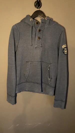 Sällsynt Hollister hoodie  - Riktigt fet vintage hollister hoodie denna är både stilren men också varm med lite lätt fodring, perfekt t vintern, är som M men sitter som Liten M eller bra S 