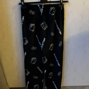 Hello Kitty mjukisbyxor - Supermjuka och fina mjukisbyxor. Står ingen storlek men passar mig som har S. De är däremot väldigt korta! De är för korta på mig som är 155, så ha det i åtanke.