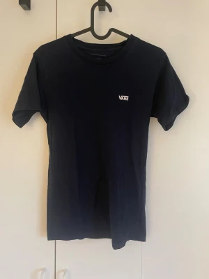 Mörkblå Vans t-shirt i bomull🫶🏻 - Snygg mörkblå t-shirt från Vans i klassisk passform. T-shirten är tillverkad i 100% bomull och har korta ärmar samt en liten vit Vans-logga på bröstet. Perfekt för dig som gillar enkel och stilren streetwear🤍