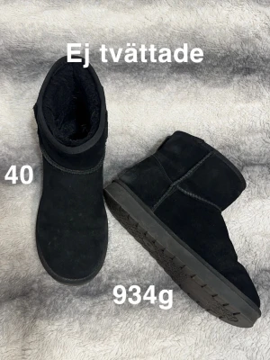 Svarta boots i storlek 40 - Mysiga svarta boots med rund tå och platt sula. Insidan är fodrad för extra värme och komfort, perfekta för kyliga dagar. Klassisk och enkel design som passar till det mesta.🌸 Varma och härliga. Står Lether på insidan (gissar på att det är märket. Fint använt skick. Ej tvättade. Storlek 40