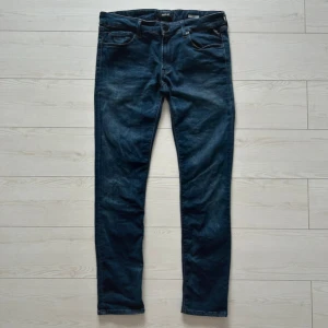 REPLAY JENAS  - Här är ett par riktigt snygga slim fit REPLAY jeans för dig som gillar clean stil och kvalitet. Klassiska AMBAS med original jacronlapp och ett fint vintage-skick som bara blir bättre med tiden. Passar perfekt både till vardag och mer uppklätt. Jag hjälper gärna till om du är osäker på storleken och svarar snabbt på frågor. 🔹 Märke REPLAY 🔹 Modell AMBAS 🔹 Passform slim fit 🔹 Färg blå 🔹 Storlek W32 L34 🔹 Skick fint vintage-skick 📐 Mått midja ca 44 cm benlängd ca 103 cm