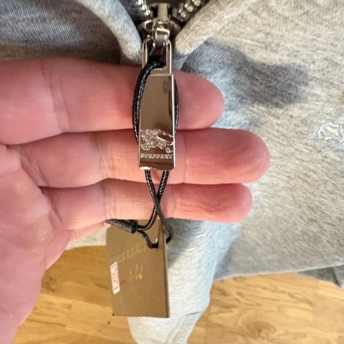 Grå hoodie från Burberry med rutig huva - 1