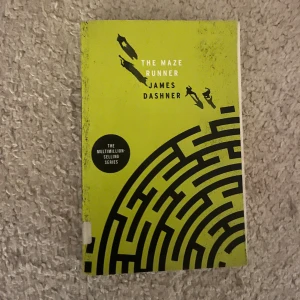 The Maze Runner - En spännande bok med labyrint-tema som lockar till äventyr och mysterier. Perfekt för dig som gillar action, överlevnad och att lösa gåtor. En del av en multimiljon-säljande serie som har fångat unga läsare världen över.