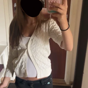 Kofta från Kappahl - Säljer en vit stickad kofta från Kappahl i storlek M.  skulle säga att den passar allt mellan xs-m, då jag brukar ha xs. Priset går självklart att diskuteras🩷