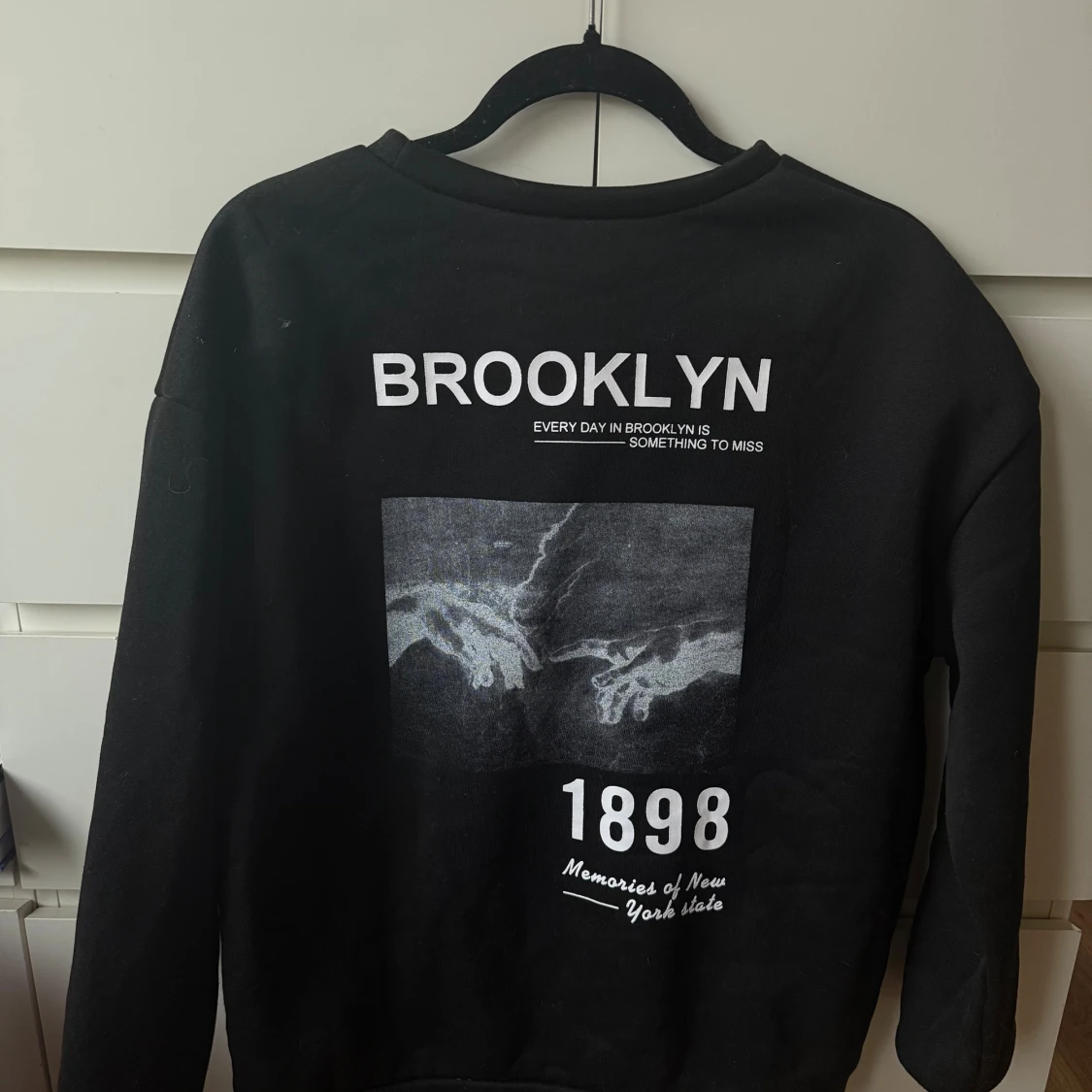 Svart sweatshirt med Brooklyn-tryck