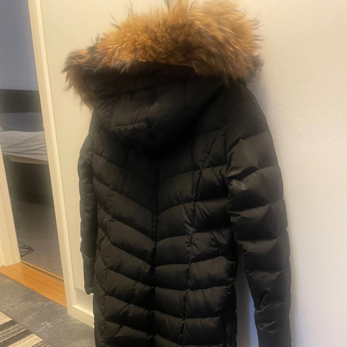 Svart lång dunjacka med fuskpäls - 1