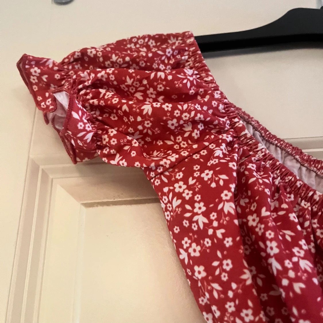 Röd blommig volangblus från Nelly - 1