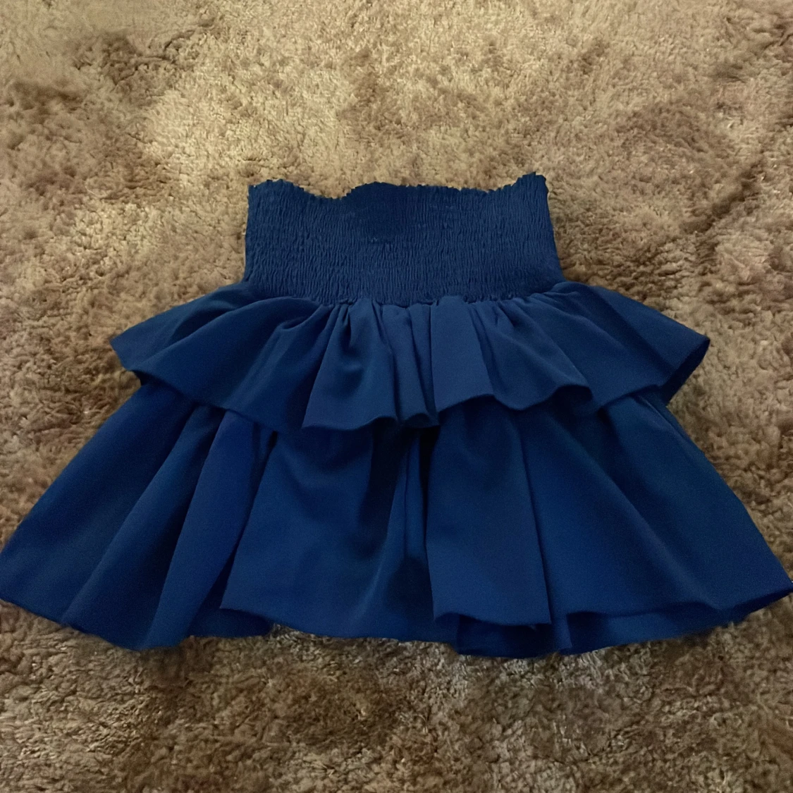 Mörkblå volangkjol med smock