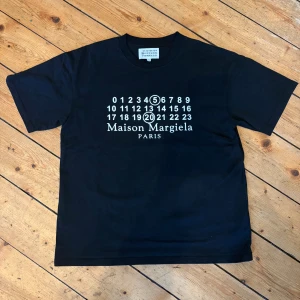 Maison Margiela svart t-shirt - Svart t-shirt från Maison Margiela, storlek S men passar M, modellen på bilden är 180cm. Hör av er vid frågor och funderingar👊, ej byte.