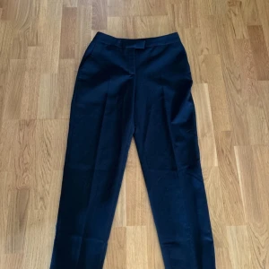 Svarta kostymbyxor från Zara - Svarta kostymbyxor från Zara med raka ben och pressveck. 