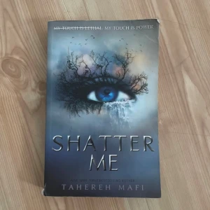 Shatter Me - En spännande och intensiv berättelse om en tjej med en kraft. Fängslad av en diktatur, måste hon kämpa för sin frihet och hitta styrkan inom sig. Perfekt för dig som gillar action, romantik och övernaturliga krafter. Det är även på engelska. 