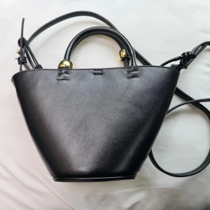 Väska Mango - söt liten väska från mango, innerpåsen går att ta ut och sätts dit med knappar, långa bandet går att ta bort