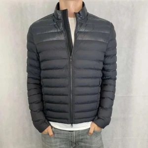 Dunjacka J.Lindeberg - J.Lindeberg rick lightweight jacket. Det står storlek L passar dig med storlek M. Jag är 185cm så ni kan se hur den sitter på sista  bilden. Om ni har frågor är det bara att kontakta mig.