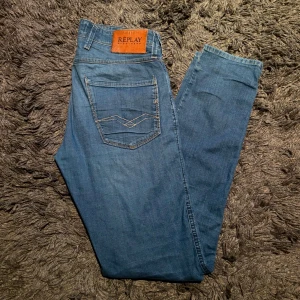 Replay Anbass Jeans Blå - Replay Anbass Jeans | Blå | Eftertraktade | Skick: 9,5/10 | Nypris: 1799 SEK | Pris: 399 SEK | Storlek: W29 L32 | Frakt: Postnord + Instabox + Bring | Gratis armband skickas med vid köp (från 31/10) | Skriv vid minsta fråga eller fundering 📩 Priset är diskuterbart. 