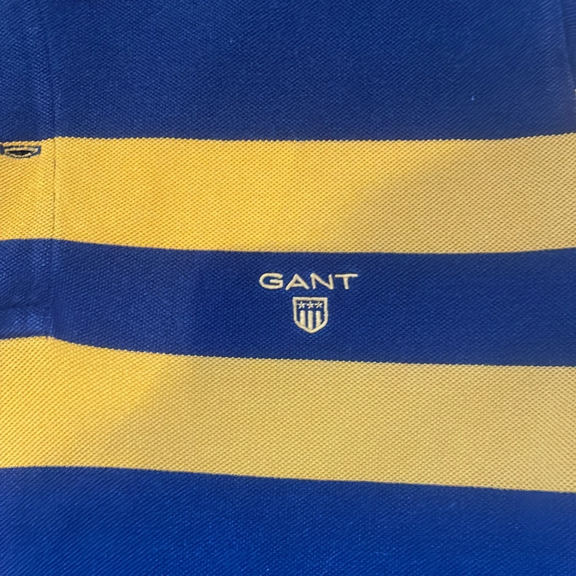 Randig GANT pikétröja i blå och gul - 1