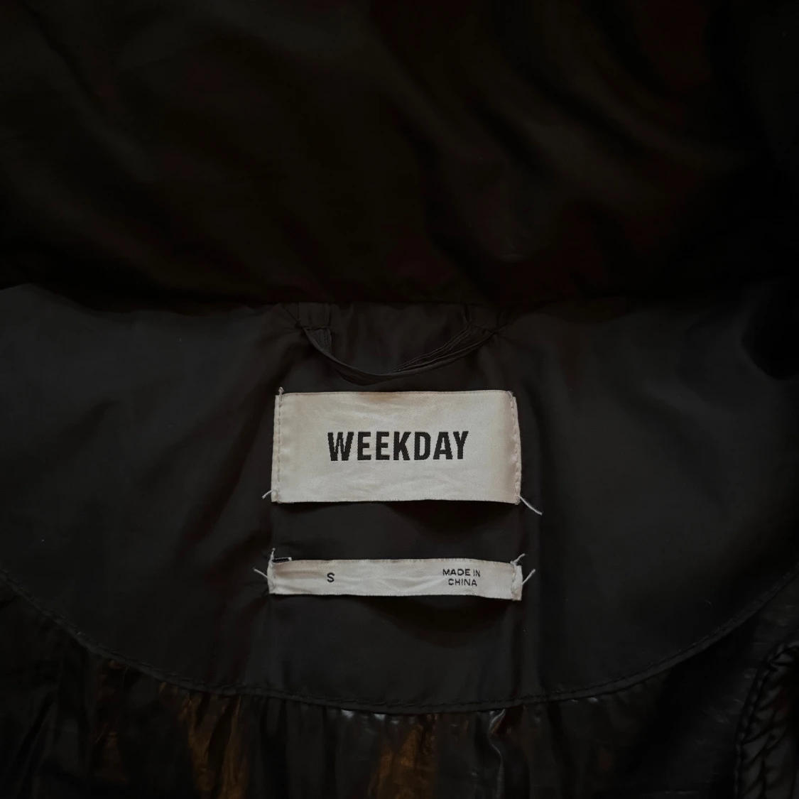 Svart pufferjacka från Weekday - 4