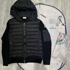 Moncler cardigan  - Hej! Jag säljer nu min moncler cardigan, skicket är 9,5/10 den är andvänt väldigt sparsamt och lite, andledningen varför den säljs är pågrund av att jag ändrade på min stil så har jag inte mer behov av den  längre. Den är äkta och köpt ifrån en butik i Nk Sthlm, priset är hugget i Sten hör av dig vid minsta lilla fundering! 🙌😄