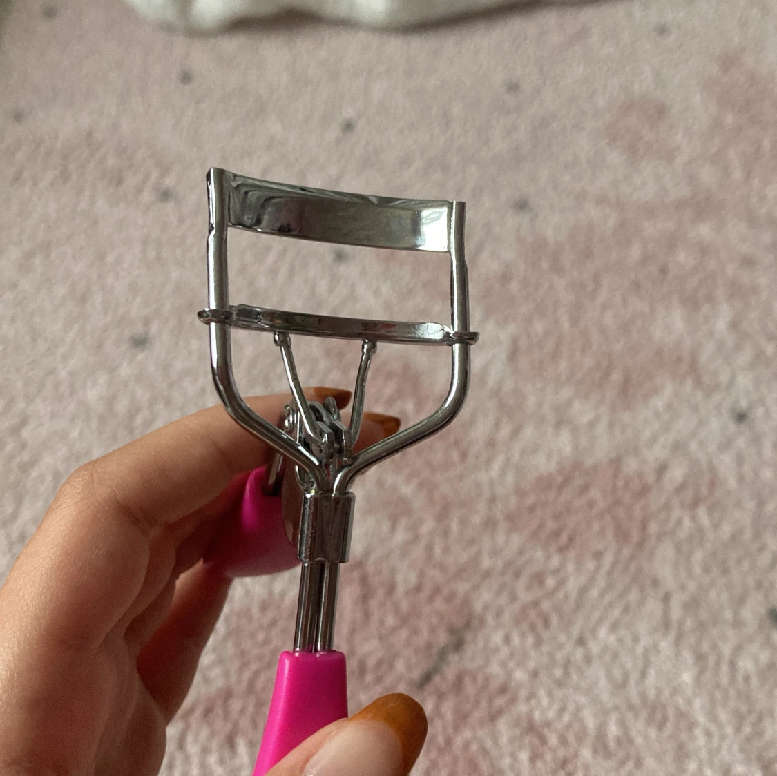 Ögonfransböjare med rosa handtag